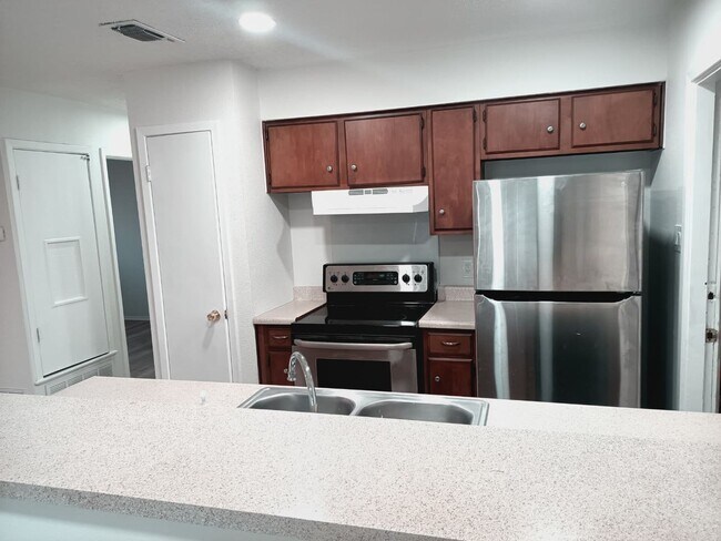 Building Photo - Well-Maintained Home with Modern Features in Prime Live Oak Location