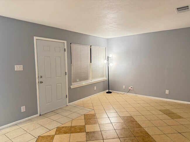 Building Photo - 1412 E Hillside Rd