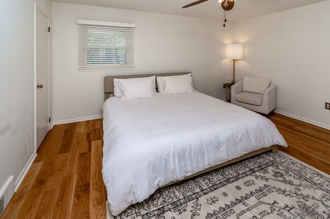 Building Photo - 230 Jacobs Creek Rd