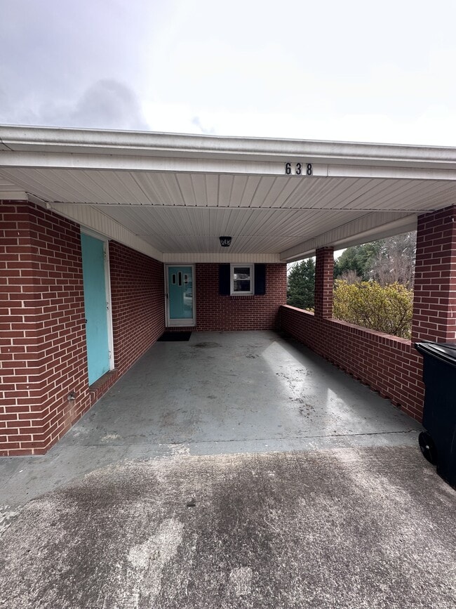 Building Photo - 638 Oakland Dr