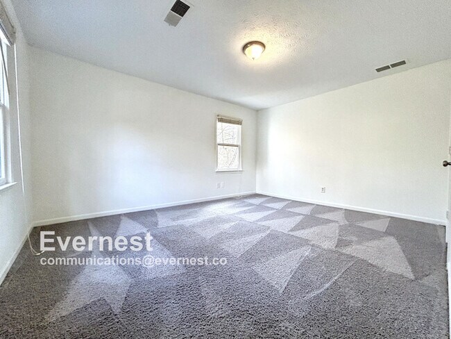 Building Photo - Beautiful 4-Bedroom Home with Modern Comforts / Pet-Friendly / Vouchers Accepted / Available Now!