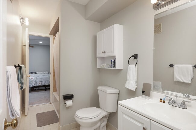 Building Photo - 91 Jamestown Rd