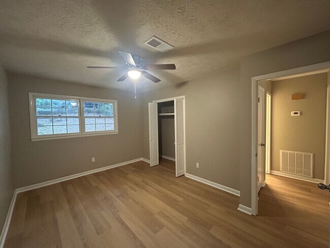 Building Photo - Oak 100-102