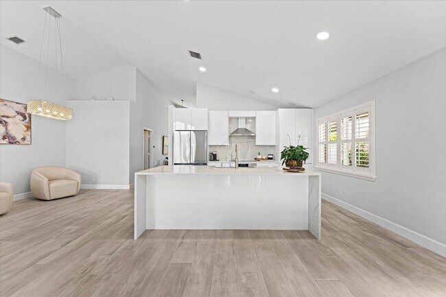 Building Photo - 10112 Aqua Vista Way