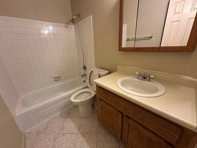 Building Photo - Location! Location! 2-bed 2-bath condo ove...