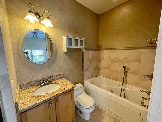 Building Photo - 3 Bed 2.5 Bath Townhouse in A+ location!