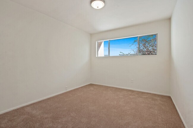 Building Photo - 848 7th St