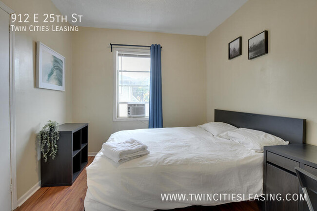 Building Photo - Updated 3 bed, 1 bath Apartment - With on-...