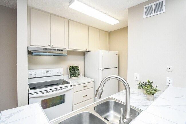 Building Photo - 17331 Red Oak Dr
