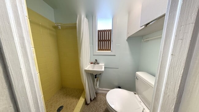 Building Photo - 6660 Bay St