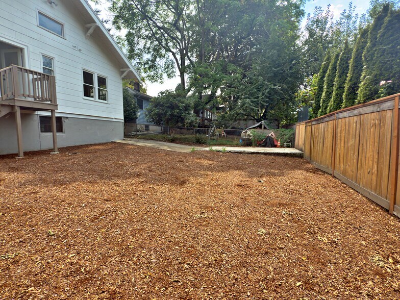 Building Photo - 125 NE 84th Ave