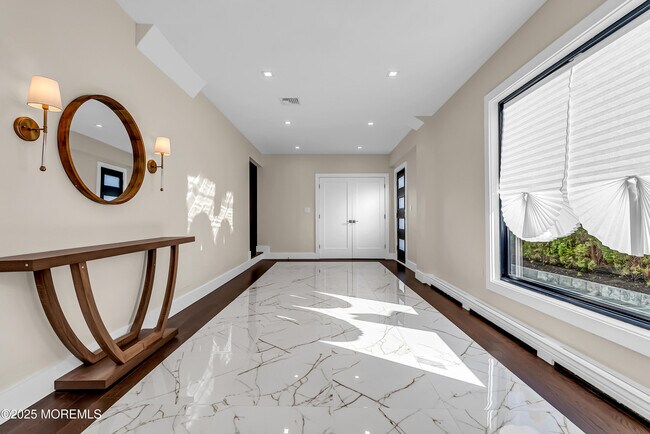 Building Photo - 320 Silver Lagoon Dr