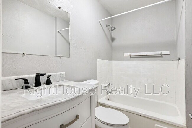 Building Photo - 907 Center Ave