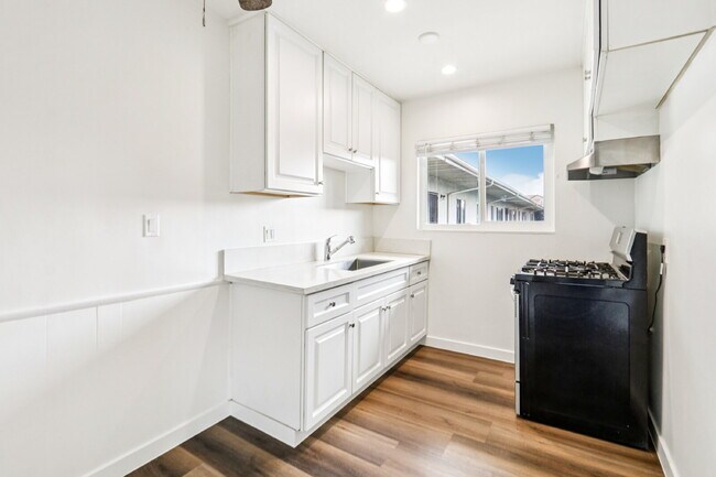 Building Photo - 1 bed 1 bath with pool and laundry!