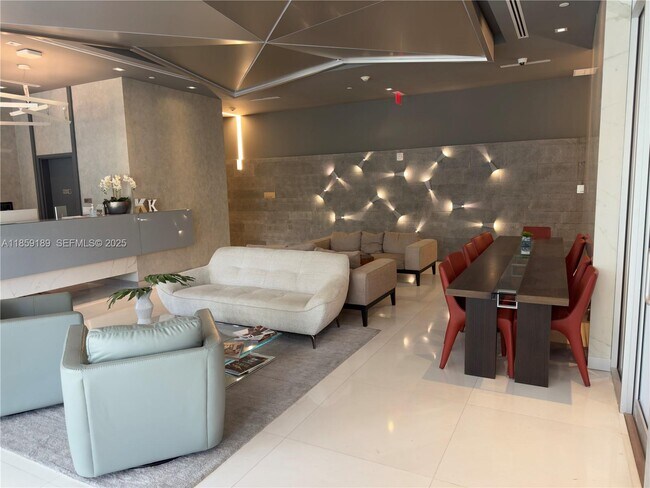 Building Photo - 9940 W Bay Harbor Dr