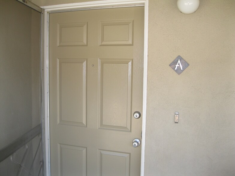 Building Photo - 633 N Fig St