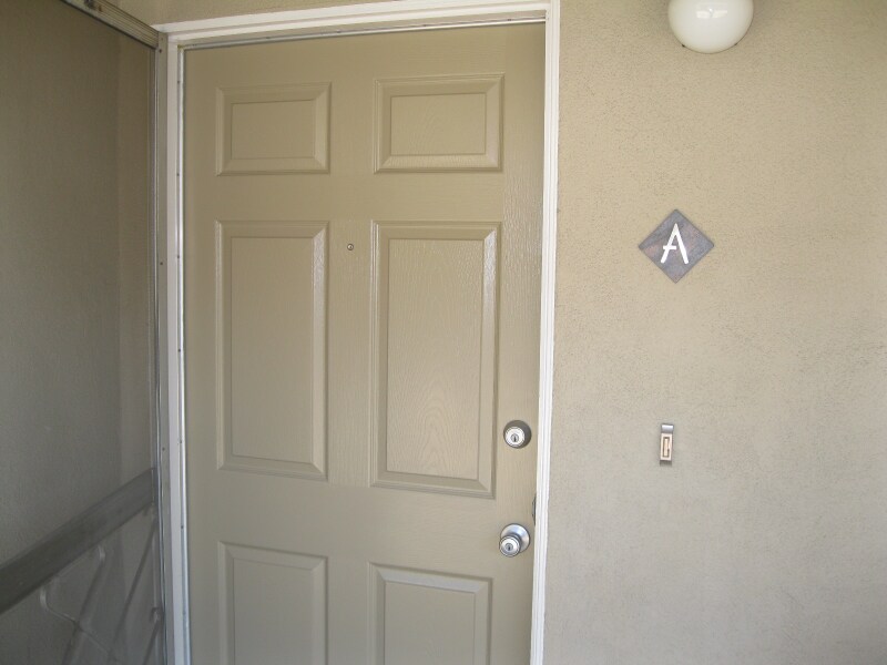 Building Photo - 633 N Fig St