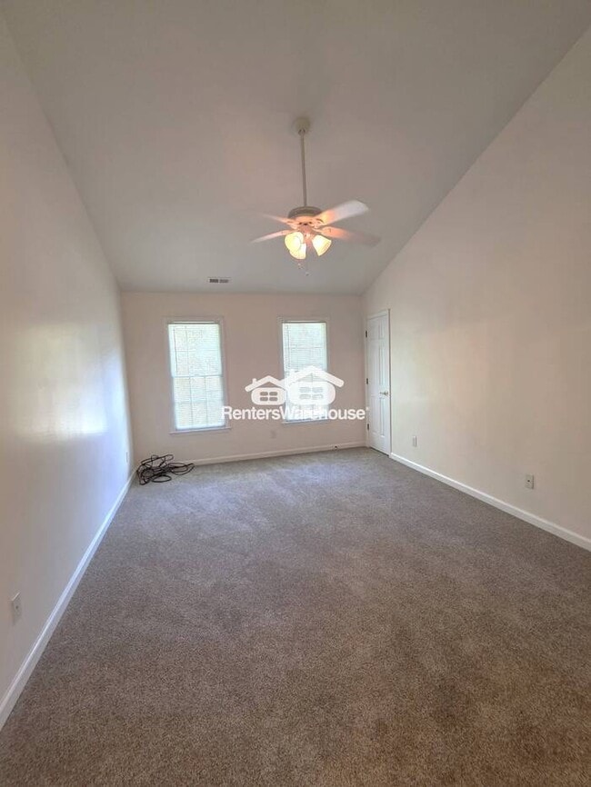 Building Photo - Lovely 3 bedroom, 2 1/2 Bath home in popul...
