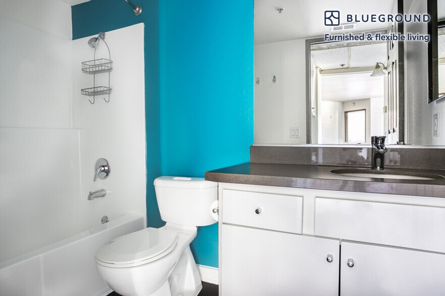 Building Photo - 10989 Bluffside Dr