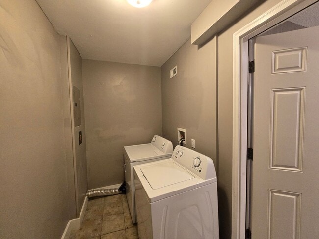 Building Photo - 2 bedroom 1 bath Cute house