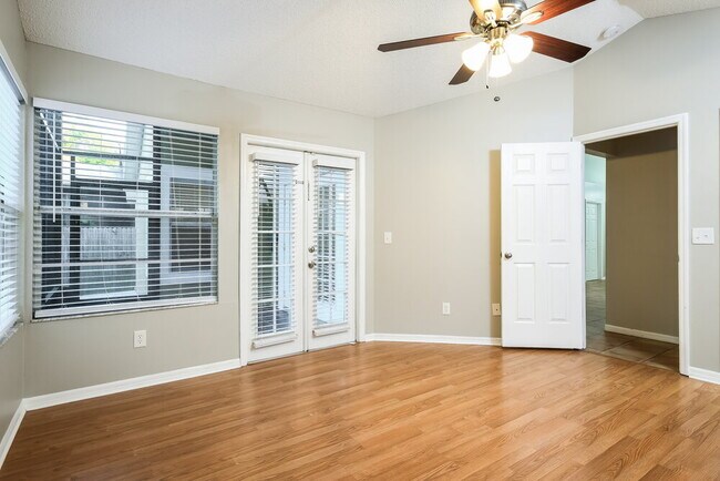 Building Photo - 1800 Grasmere Dr