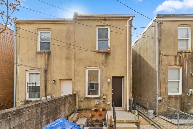 Building Photo - 2526 E Fayette St