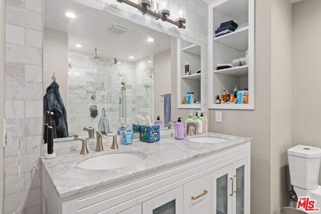 Building Photo - 4637 Park Dr