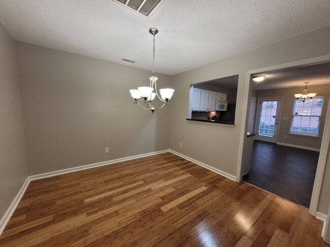 Building Photo - Great 2 Bedroom 2 Bath Townhouse