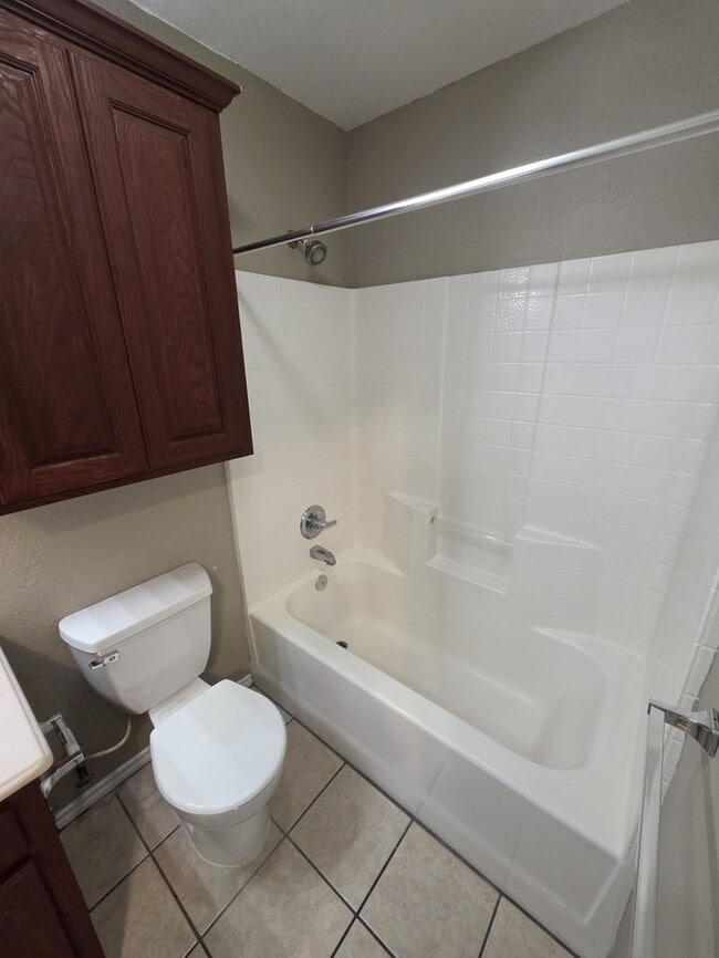 Building Photo - 3 bed 2 bath home