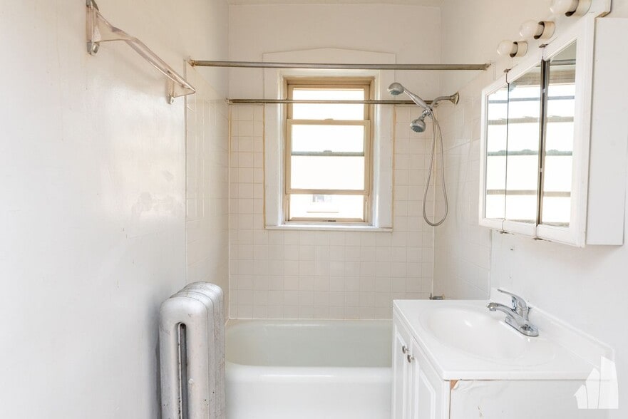 Building Photo - 4101 N Sacramento Ave