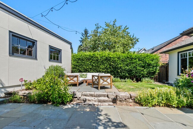 Building Photo - 3bd/1.75ba Seattle Home