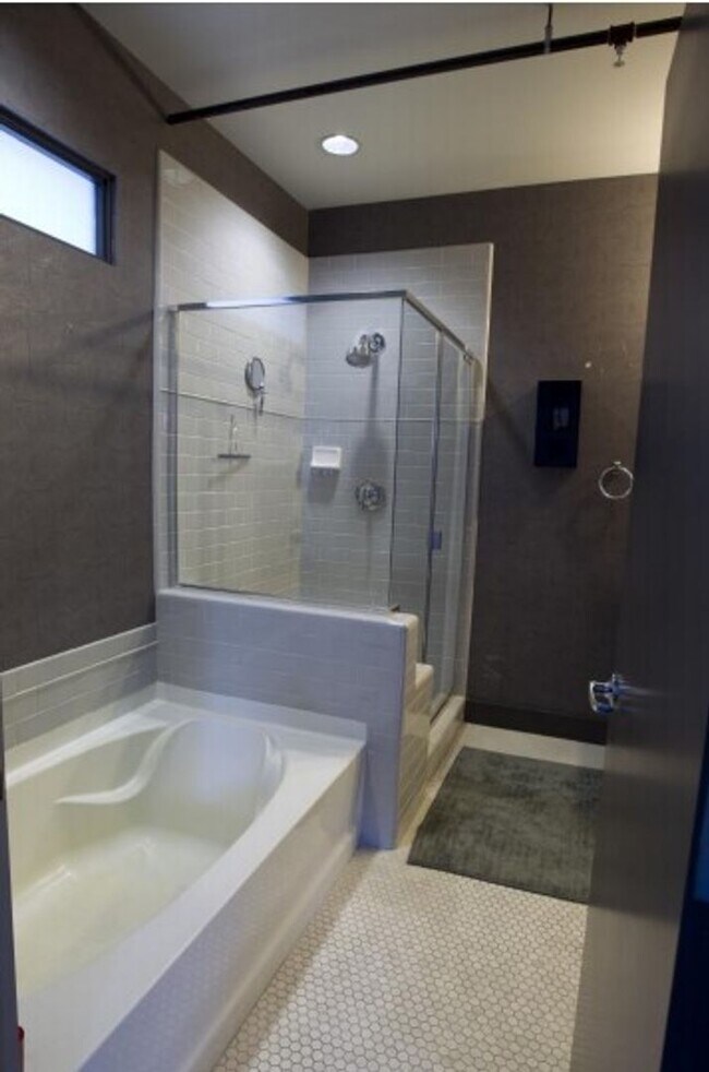Building Photo - MOVE IN READY  Fully Furnished **Gorgeous ...