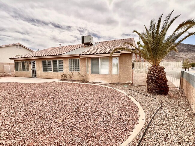 Building Photo - 3 Bedroom Single Story Home