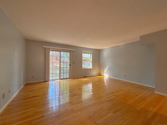 Building Photo - 19 Hawthorne Dr