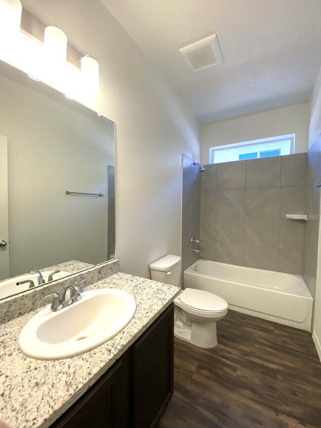 Building Photo - MUST SEE 3BR/2Bath