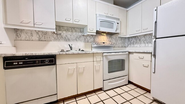 Building Photo - Comfortable Studio Living with Balcony, Parking & Storage at Daniel Burnham Court