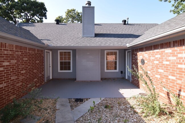 Building Photo - 3900 Bristol Ln