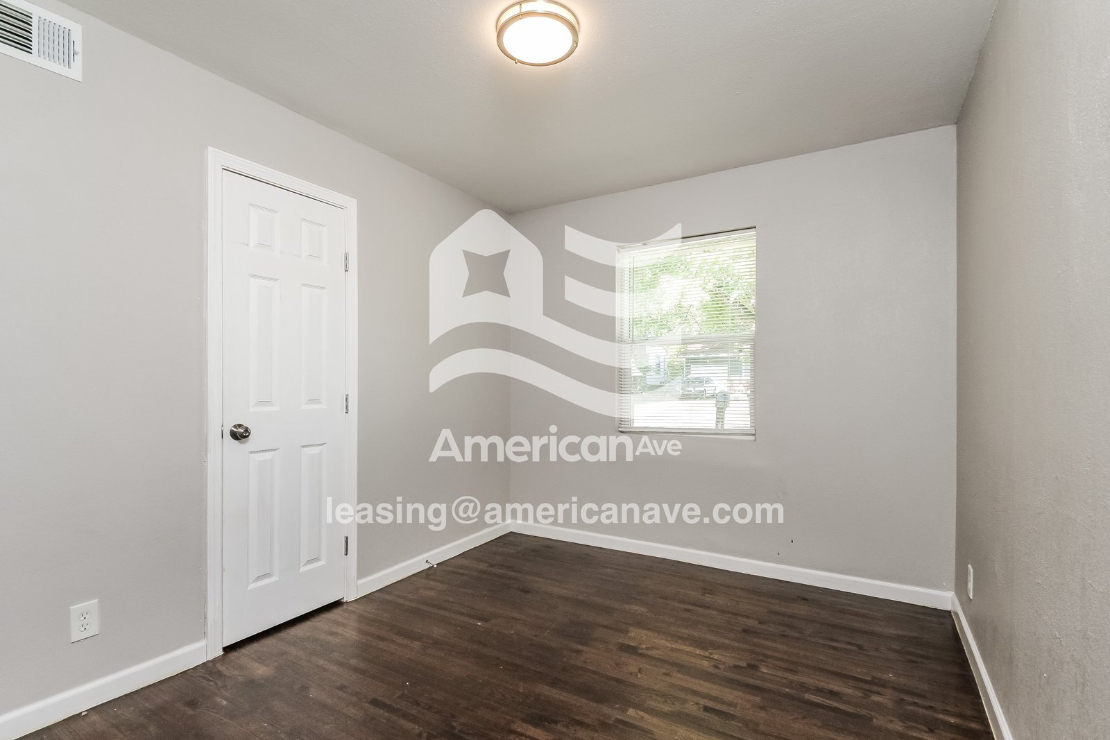 Building Photo - 328 W 46th Pl N