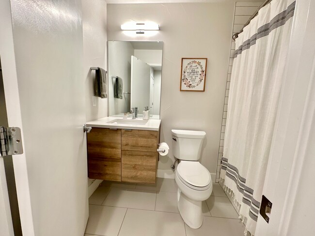 Guest bedroom personal bathroom - 1810 Irving St