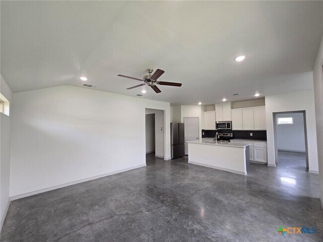 Building Photo - 818 Freedom Cir