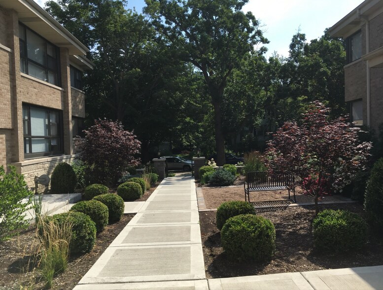 Entrance Walkway - 1942 Linden Ave