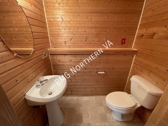 Building Photo - 865 Tall Oaks Square