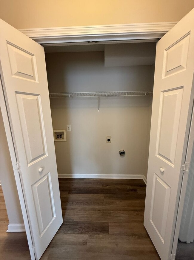 Building Photo - RENT SPECIAL! UPDATED MODERN UNIT! 3BR Clo...