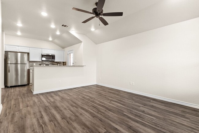 Building Photo - 305 Lost Trl