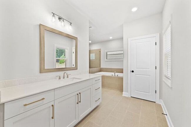 Building Photo - Beautiful 5 bedroom house in Bellmoore Par...