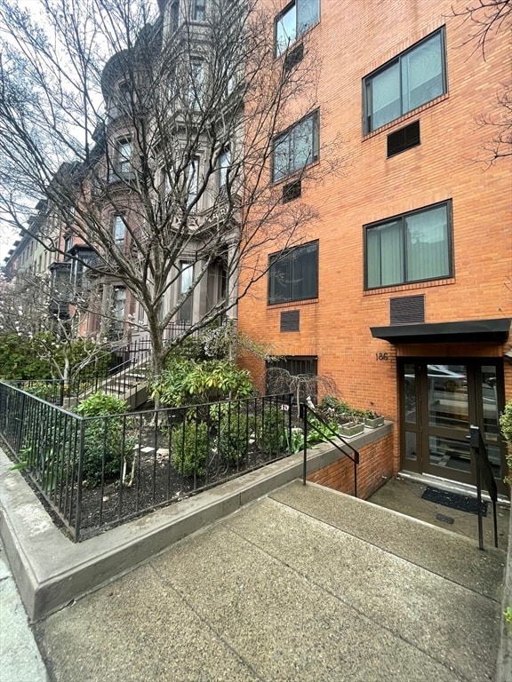 Building Photo - 186 Beacon St