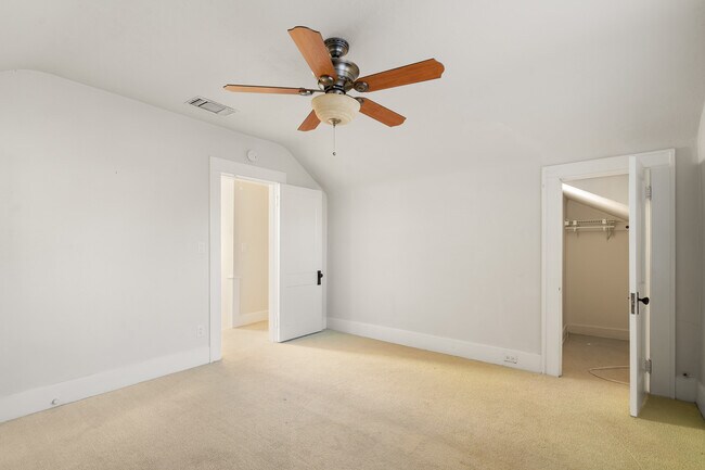 Building Photo - 1234 Beach Dr NE