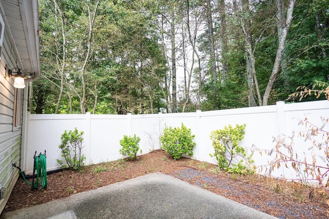 Building Photo - Room in House on Harmony Ct