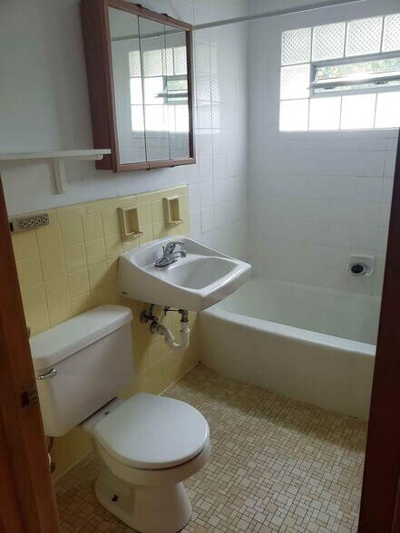 Bathroom - 4324 York Ave S