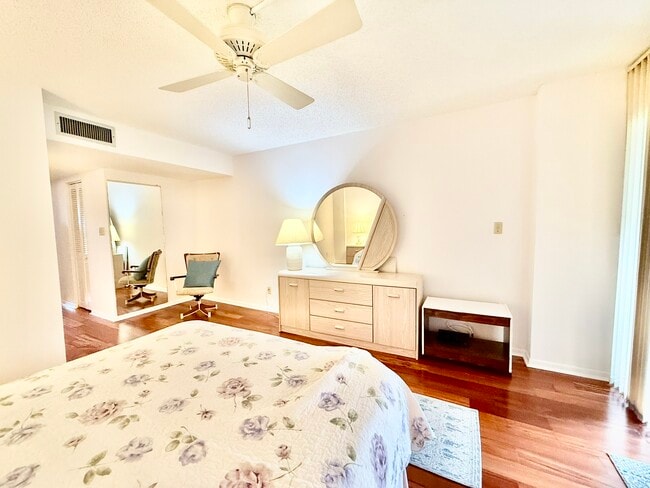 Building Photo - 2900 Cove Cay Dr